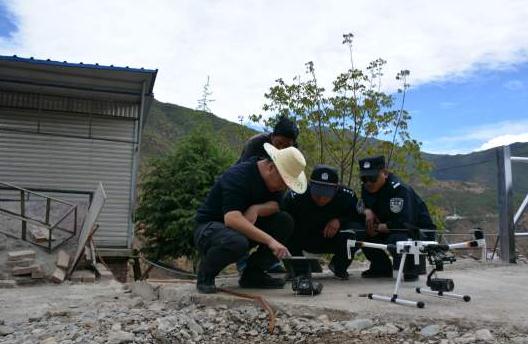 將無人機(jī)集成到治安中的第二個主要障礙是由于當(dāng)前電池技術(shù)的限制，無人機(jī)的飛行時間有限。大多數(shù)無人機(jī)的平均電池壽命可維持約30分鐘的飛行時間。