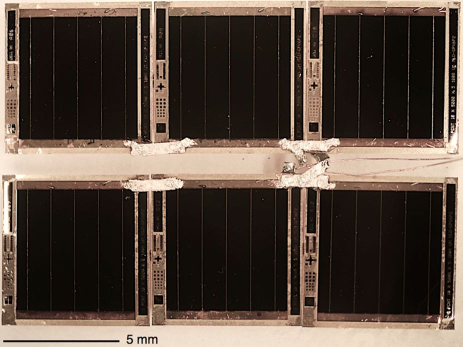 太陽能電池板，包含6塊約5mm邊長的太陽能電池