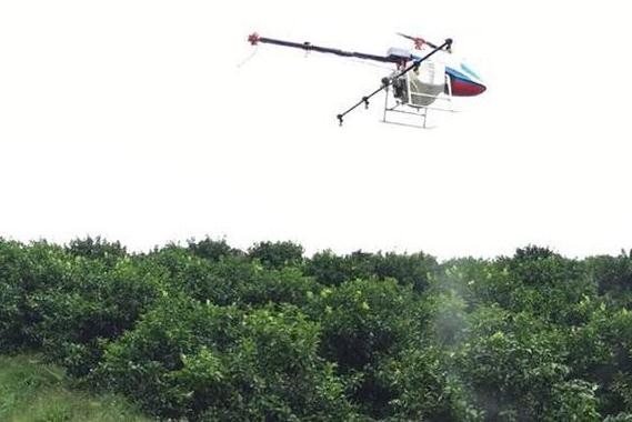 一架小型的植保無人機在地面操控人員的遙控指揮下