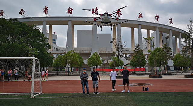 一定要將無(wú)人機(jī)飛防植保技術(shù)在馬來(lái)西亞推廣