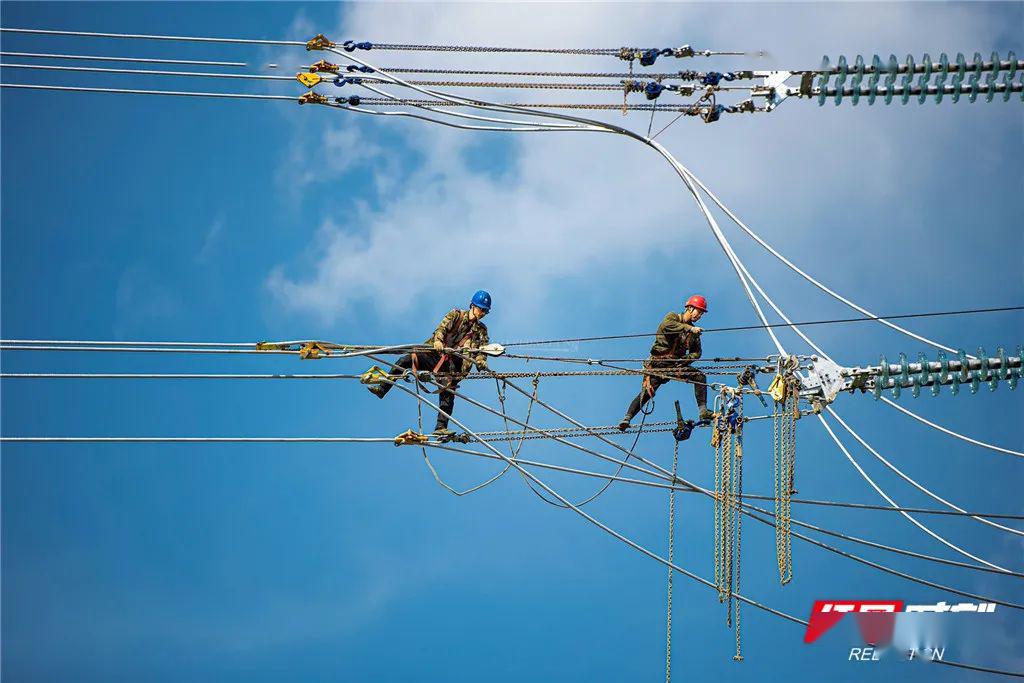 揭秘電線如何“飛”上高塔？無人機(jī)來幫忙