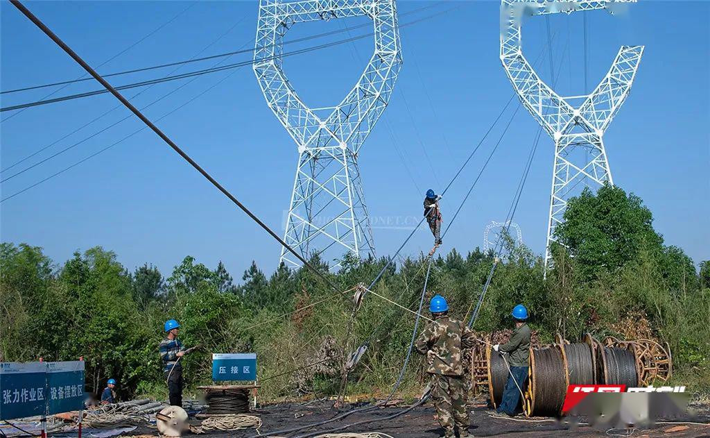 揭秘電線如何“飛”上高塔？無人機(jī)來幫忙