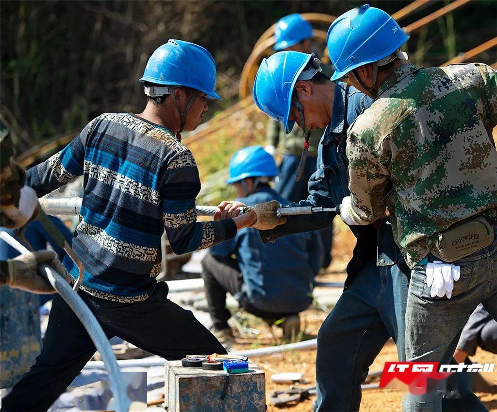 揭秘電線如何“飛”上高塔？無人機(jī)來幫忙