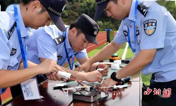 民警正在檢查組裝無人機。