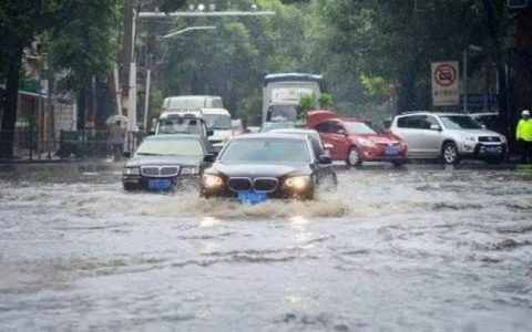 鄭州發(fā)暴雨預(yù)警后車停滿高架