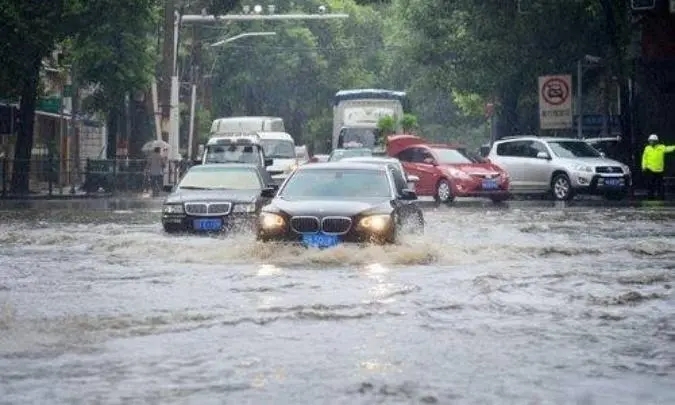 鄭州暴雨預(yù)警后，高架上停滿了車，市民稱上次大雨心里有陰影