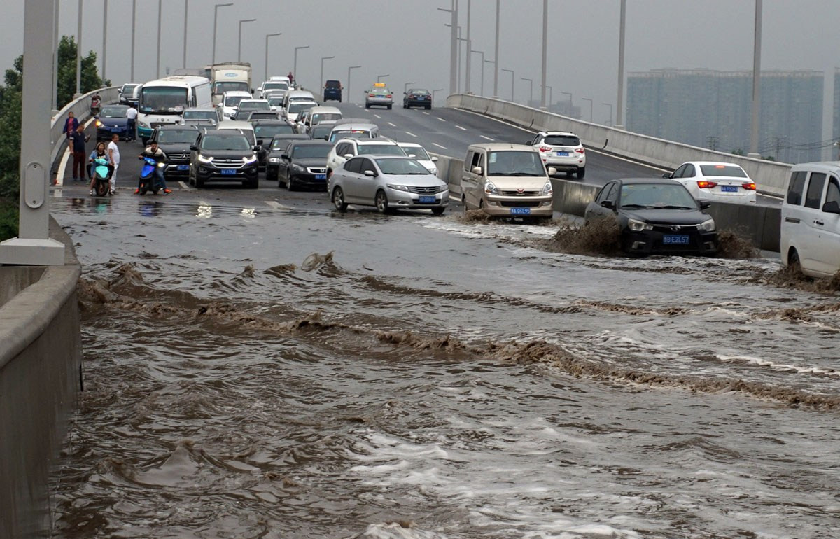 鄭州暴雨預(yù)警后，高架上停滿了車，市民稱上次大雨心里有陰影