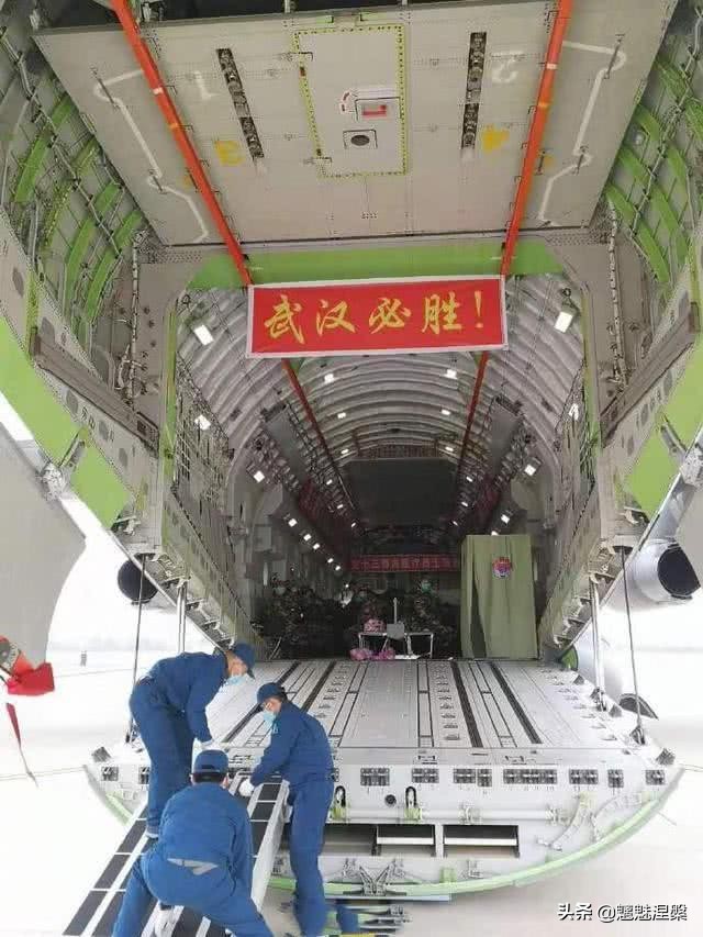 為什么軍用運輸機可以跳傘空投，民航客機打開艙門會從空中解體？