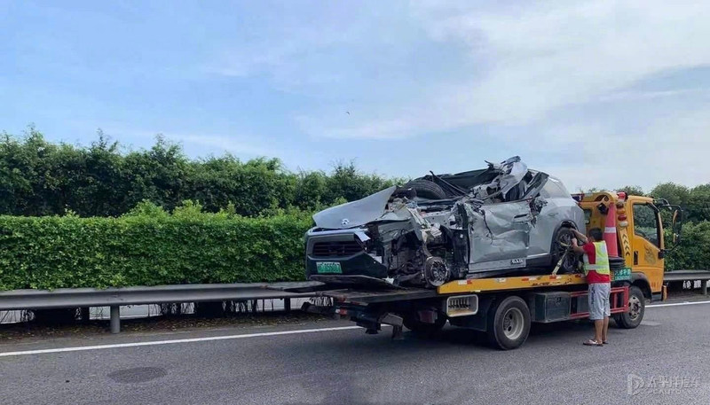 美團(tuán)無人車撞上私家車被判全責(zé)！這些低速無人車到底該怎么管？